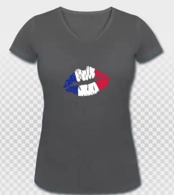 T-shirt gris et drapeau français peint sur une bouche